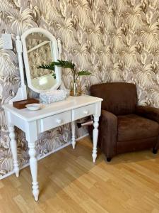 德班Stirling Cottage的白色梳妆台、镜子和椅子