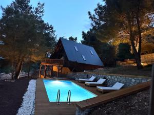 乌尔拉Panurlawoodenhouse özel havuz& sauna mavi的一座带房子的谷仓前的游泳池