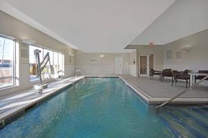 LakesideTownePlace Suites by Marriott Fall River Westport的大楼内的一个蓝色海水游泳池