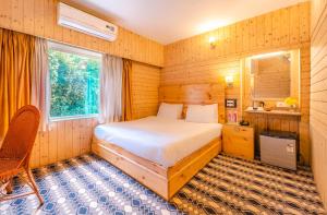 斯利那加幻影酒店的木制客房内的一间卧室,配有一张床
