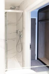 伦敦王子广场旅馆的浴室里设有玻璃门淋浴