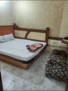 新德里OYO Hotel Travel INN的一间卧室配有一张床和毯子