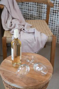 卡马莱Sunlight的木桌上放一瓶油和玻璃杯