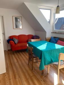 诺尔多夫Nolte Faarderhuuch 7的客厅配有桌子和红色沙发