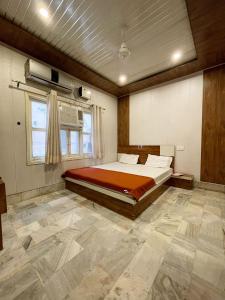 希萨尔OYO Bishnoi Hotel的一间卧室设有一张床和一个窗口
