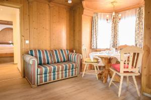 阿尔滕马克特蓬高Haus Barbarahof的客厅配有沙发和桌子