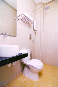 乔治市朱列文物酒店的一间带卫生间和水槽的浴室
