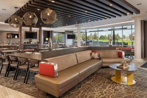 西萨克拉门托SpringHill Suites by Marriott West Sacramento的带沙发和酒吧的客厅