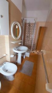 阿尔巴·阿德里亚蒂卡Alloggio Open Space.的浴室设有白色水槽和镜子