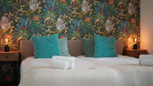 吉亚Quinta da Felicidade, Casa Estrela的一间卧室配有两张带花卉壁纸的床