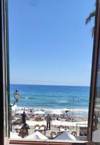阿拉西奥le finestre sul mare的从酒店的窗户可欣赏到海滩美景