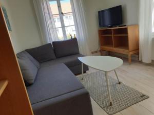 瑟德港Välrenoverad fin lägenhet i charmigt område的客厅配有沙发和桌子