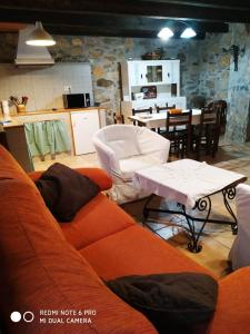 拉斯梅德拉斯Las Medulas Los Telares的客厅配有沙发和桌子