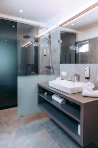 Hotel Das Grambacher的一间带水槽和淋浴的浴室