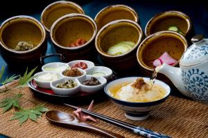 京都京都维格国际酒店 - 四条乌丸的桌上放着一碗汤和一碗食物
