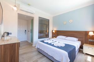 厄吕代尼兹布伦泽酒店的酒店客房设有一张大床和一间浴室。
