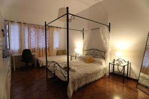 大加那利岛拉斯帕尔马斯Nomad Villa Santa Fe的一间卧室配有四柱床和两盏灯。