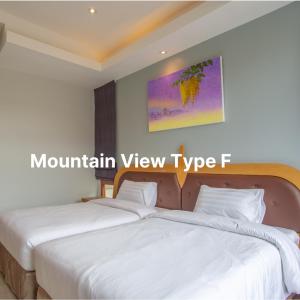 Naung BuaNakaburi Sanctuary Resort&Spa的配有两张白色床单的客房内的两张床
