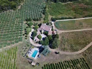 佩尔蒂Domaine du Coffre的享有农场的空中景色,设有房屋和游泳池