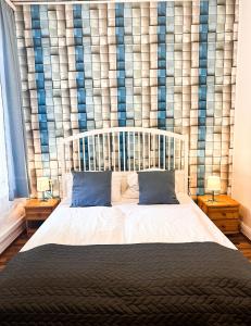 汉堡Hotel Nord的一间卧室配有一张带蓝色枕头的大床