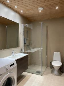 塔库沃里Spa Hotel RED的浴室配有卫生间、盥洗盆和淋浴。