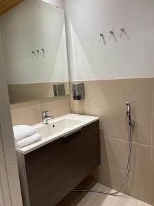 塔库沃里Spa Hotel RED的一间带水槽和镜子的浴室