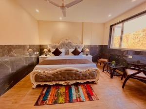 穆索里Doon Nature Valley Resort, Kempty Fall Mussoorie的一间卧室设有一张大床和一个大窗户