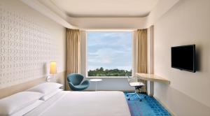 海得拉巴Fairfield by Marriott Hyderabad Gachibowli的酒店客房设有床和窗户。