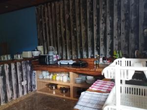 拉迪格岛Elje Villa的客房设有带桌子和微波炉的厨房。