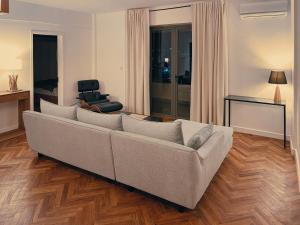 La CavernePhoenix Valley Suite - Exclusive Apartment + Pool的客厅配有沙发和椅子