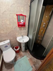 奥什Lovely home的浴室配有卫生间、盥洗盆和淋浴。