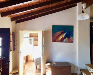 阿尔热祖尔Casa Anneli - relaxing under the olive tree的客厅墙上有绘画作品