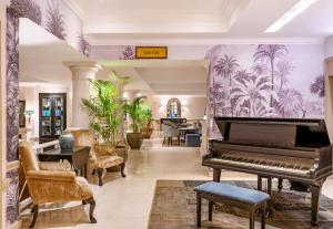 内罗毕费尔蒙诺福克酒店的中间设有钢琴的客厅