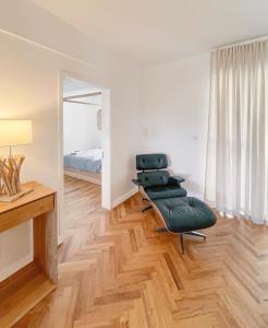 La CavernePhoenix Valley Suite - Exclusive Apartment + Pool的一间带椅子、镜子和床的房间