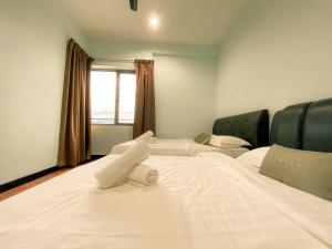 哥打京那巴鲁Maison life 小居屋 The Loft Imago的酒店客房设有两张床和窗户。