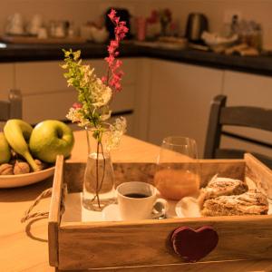 库尼奥B&B Belelì Daramba的桌上装有食物和咖啡的木托盘