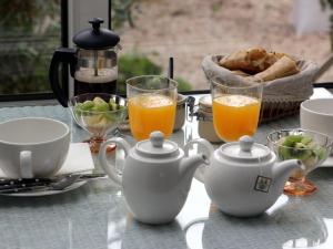 迪南La Villa Côté Cour的桌子,上面放两杯橙汁和面包