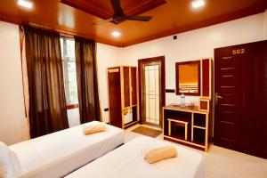 马提威力Captal Island Villa的酒店客房设有两张床和电视。