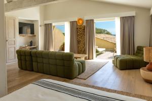维琪奥港Casa Santini x Roc Seven的客厅设有绿色沙发和大窗户