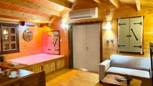 莫沙夫拉莫特פינה ברמות - צימרים לנוף הכנרת的一间客房内配有粉红色浴缸的浴室