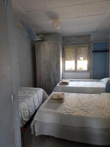 代尔特布雷Can ventura的一间卧室设有两张床和窗户。