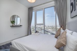 迪拜Upscale Two Bedroom with Balcony & Free Parking near Zabeel Park by Sojo Stay的一间卧室设有一张大床和大窗户