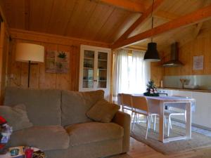 阿尔库什迪瓦尔德维什Treehouse Quinta Lamosa的客厅配有沙发和桌子