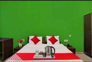 巴特那Flagship Hotel Heaven的绿色卧室,配有一张带绿色墙壁的床