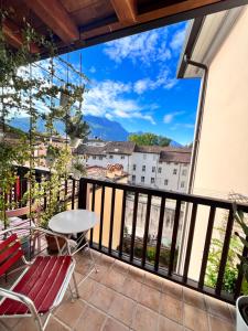 加尔达湖滨Casa all'Oca的设有一个配有桌椅并享有美景的阳台。