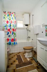 蒂瓦特Apartmani Andjelka的一间带卫生间和水槽的浴室