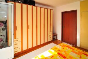 蒂瓦特Apartmani Andjelka的一间卧室拥有橙色和黄色条纹墙和一扇门