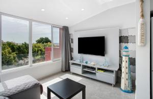 马斯帕洛马斯Bungalow Mar Azul的客厅配有平面电视和大窗户。