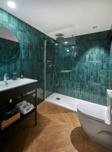 巴塞罗那The Moods Oasis的浴室配有卫生间、盥洗盆和淋浴。