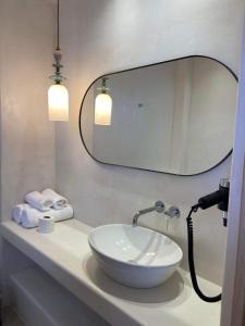 佩基罗德培福克斯蓝色公寓式酒店的浴室设有白色水槽和镜子